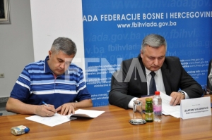Ministar Vujanović potpisao ugovore s predstavnicima udruženja potro&scaron;ača